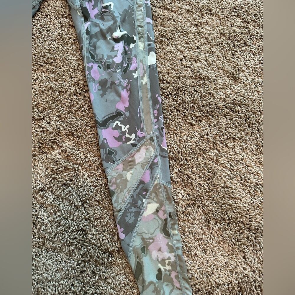 Gymshark Women’s Size Small patterned leggings, (see waist measurements) - Picture 2 of 11